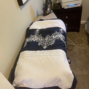 Queen Navy & White comforter Ser